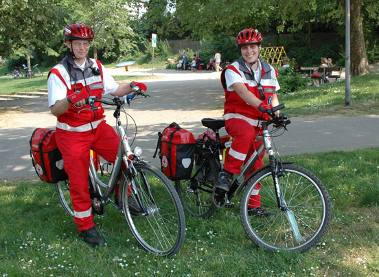 Foto: DRK-Helfer mit Einsatzfahrrad.